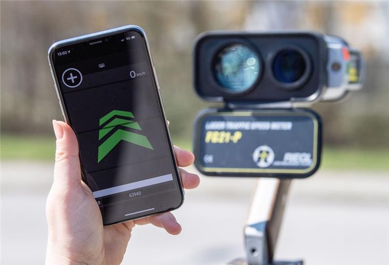 Stiftung Warentest: So lassen sich Blitzer-Apps legal nutzen Laut Stiftung Warentest ist es Fahrern eines Autos nicht erlaubt, ein Programm auf dem Handy zu nutzen, das vor Blitzern warnt.