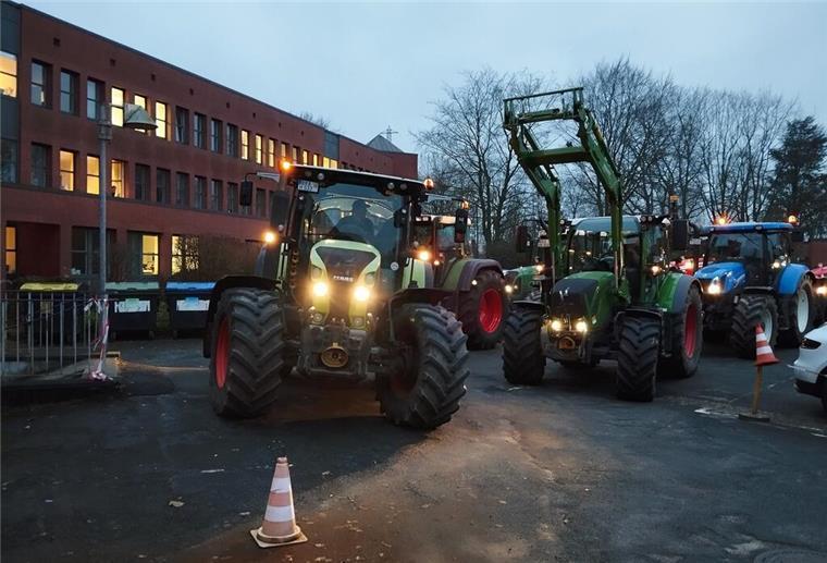 Traktoren vor einem dreigeschossigen Gebäude