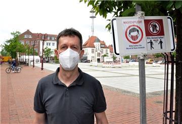Laut Verordnung des Landkreises müssen Bürger auf dem Nordenhamer Marktplatz noch eine Maske tragen. Die Stadt setzt angesichts der niedrigen Inzidenz allerdings auf eine Aufhebung der Maskenpflicht. 