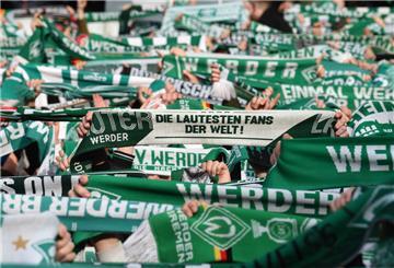 Lautstark marschierten Werder-Fans durch Bremen.