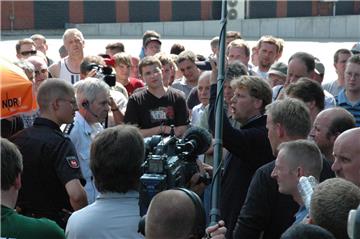 Lautstarke Debatten gab es vor den Nordmilch-Toren im Jahr 2008 zwischen Polizei und Milchbauern. Johannes Fuhr (Zweiter von links) versuchte damals, in seiner Funktion als Leiter des Polizeikommissariats zu vermitteln.