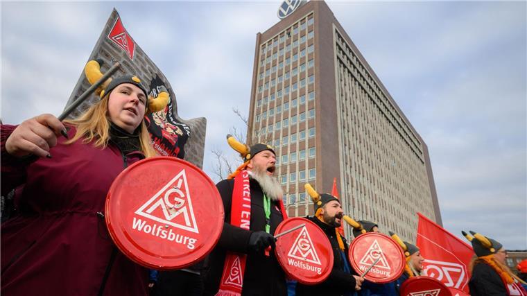 Lautstarker Protest bei VW direkt am Vorstandhochhaus in Wolfsburg.
