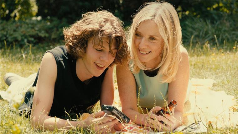 Léa Drucker als Anne und Samuel Kircher als Théo in einer Szene des Films „Im letzten Sommer“.