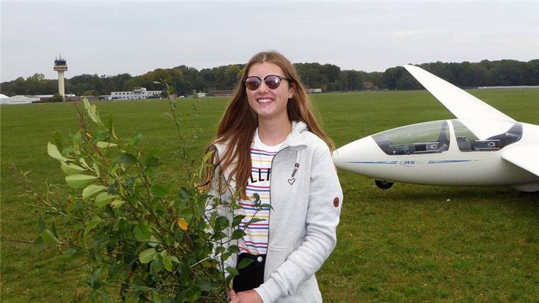 14-Jährige aus Hesedorf bei Zeven darf jetzt ganz alleine abheben Lea Hens aus Hesedorf bei Zeven macht am 14. Geburtstag die A-Lizenz im Segelfiegen.