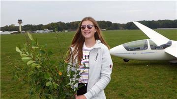 Lea Hens aus Hesedorf bei Zeven macht am 14. Geburtstag die A-Lizenz im Segelfiegen.