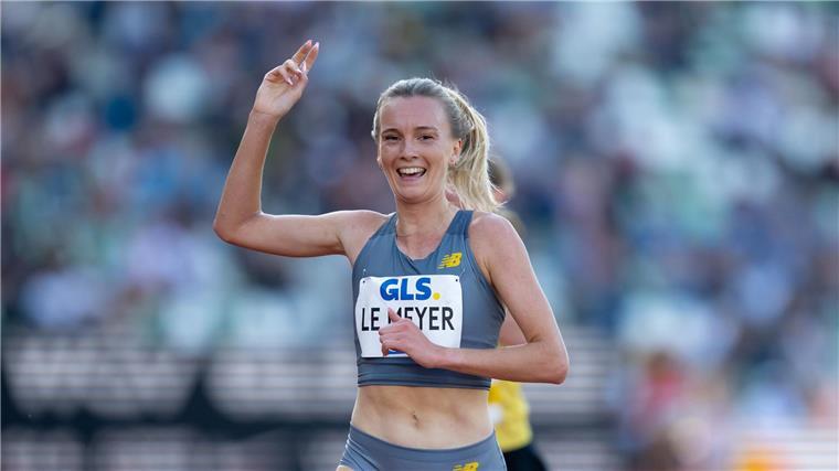 Lea Meyer jubelt über ihren 5.000-Meter-Titel.