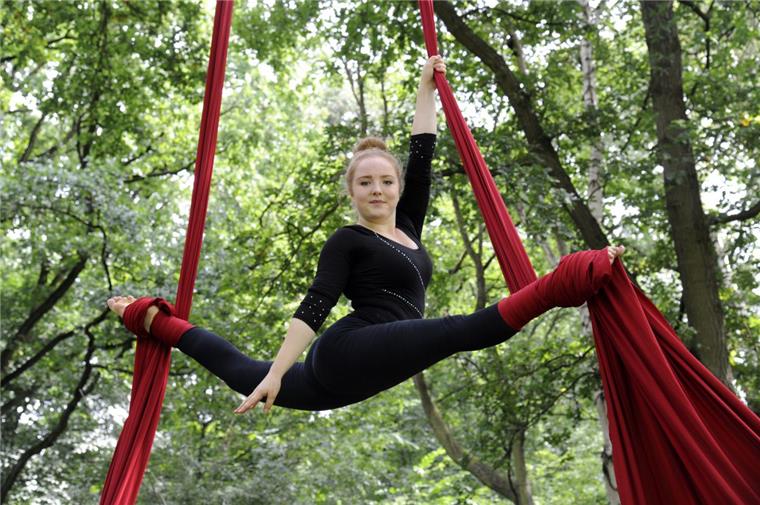 Für die Gesundheit in den Speckenbütteler Park Lea Nöhring zeigte beim Gesundheitstag ihre Akrobatik am Vertikaltuch.
