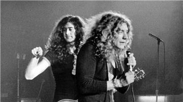 Leadsänger Robert Plant (r) und Gitarrist Jimmy Page (1970): Als Led Zeppelin haben sie Musikgeschichte geschrieben, auch mit den Covern ihrer Alben.