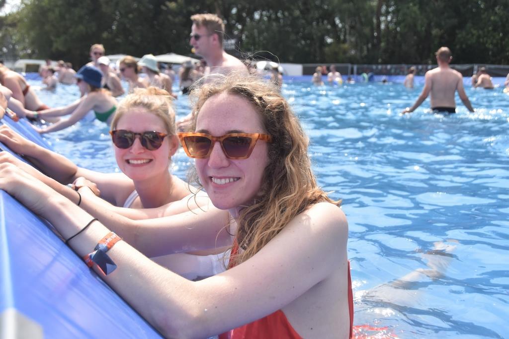 Leah und Lea kühlen sich bei der Hitze im Pool ab.