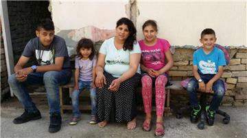 Leben jetzt unter schwierigsten Bedingungen in Serbien (von links): Familienmitglider Samir, Sermina, die Mutter, Samira sowie Sermir.