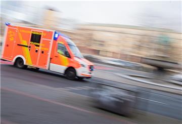 Lebensgefährlich verletzt musste ein 13-jähriger Junge nach einem Sturz durch ein Dach in ein Krankenhaus gebracht werden. 