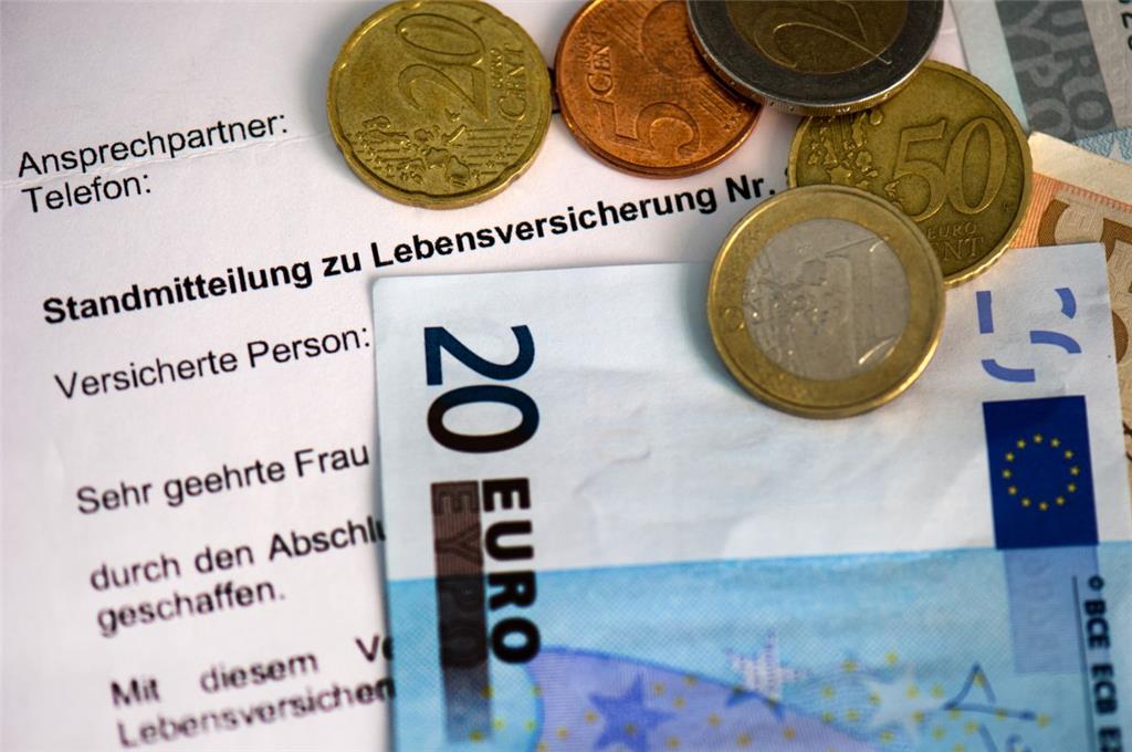 Lebensversicherung: Neukunden klassischer Lebensversicherungen müssen sich vom kommenden Jahr an auf einen weiteren Rückgang der garantierten Verzinsung einstellen. Der sogenannte Garantiezins sinkt zum 1. Januar 2017 für neuabgeschlossene Verträge auf 0,9 Prozent - von aktuell noch 1,25 Prozent.