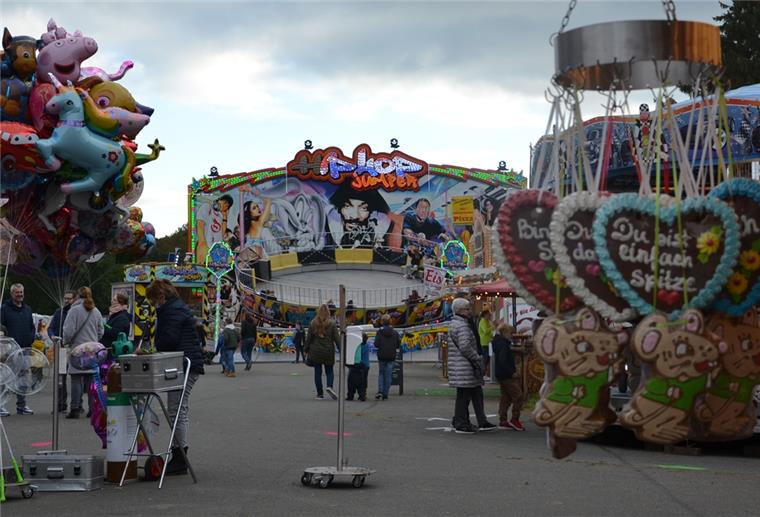 Schnelle Runden und ruhige Ecken: Jahrmarkt in Zeven Lebkuchenherzen, Luftballons, Karussells: Der Bruvipark präsentiert sich als typischer Jahrmarkt.