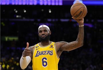 Basketball: NBA, Los Angeles Lakers - Oklahoma City Thunder, Hauptrunde, Hauptrunde-Partien, 110. Spieltag: LeBron James, Stürmer der Los Angeles Lakers, gestikuliert vor dem Publikum nach seinem Treffer, mit dem er den Punkterekord in der NBA gebrochen hat.