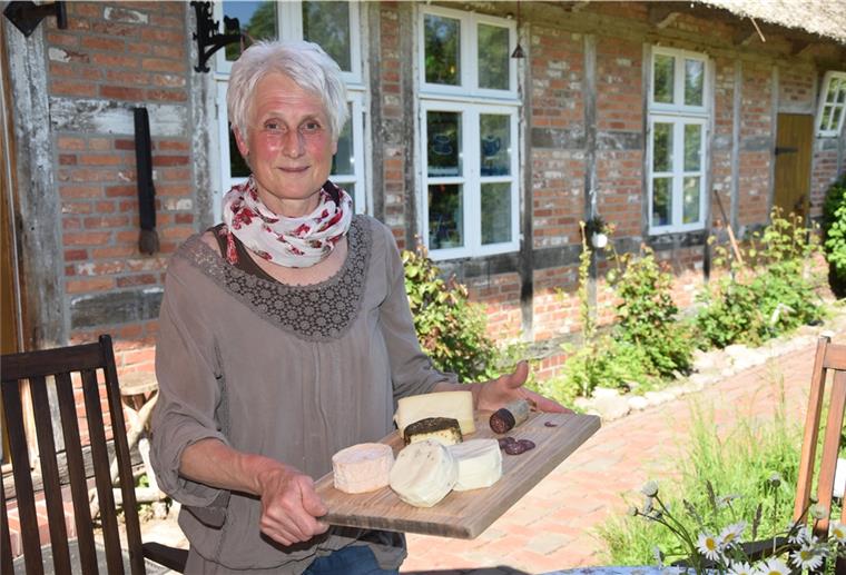 Joghurt, Quark und Käse vom Milchschafhof Ingrid Bartel-Brünjes mit einer Auswahl der von ihr produzierten Schafmilchprodukte.