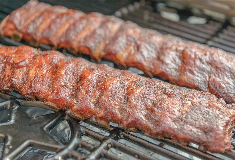 PIER 6 – Bürger-Brunch an der Kaje Leckeres Grillgut gibt es an den BBQ-Stationen.