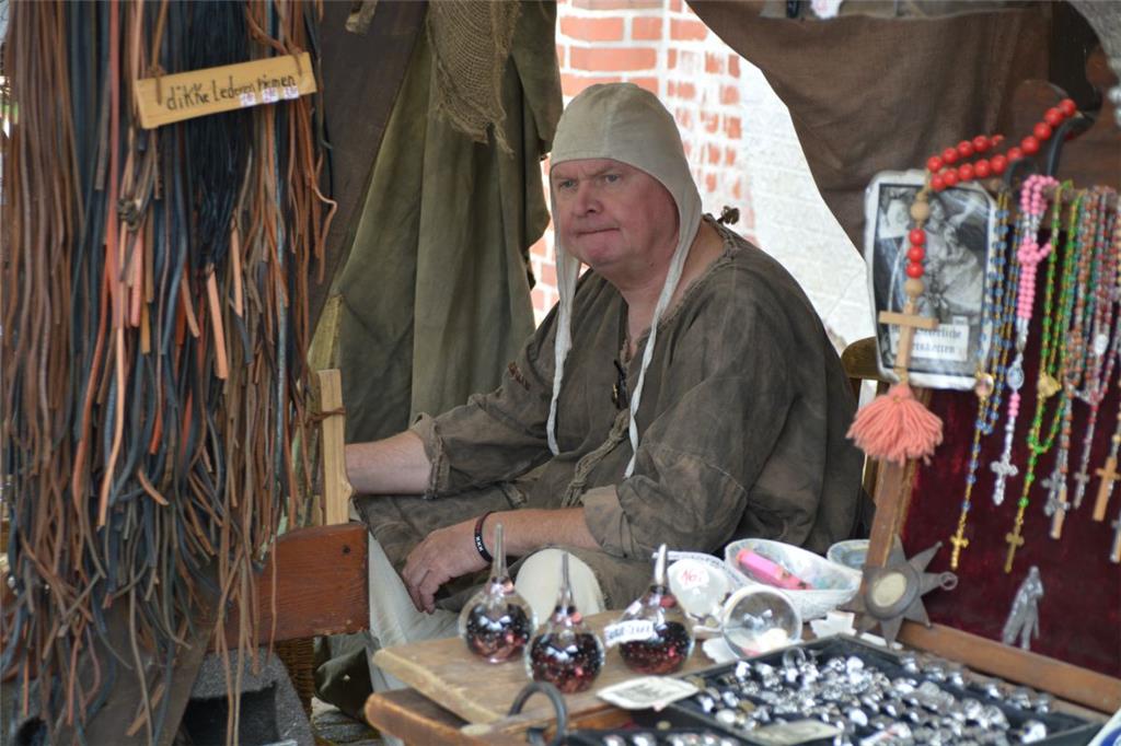 Lederriemen, Seifen, Springkasper (Flummis) oder bunte Klunker (Murmeln), das Bu...