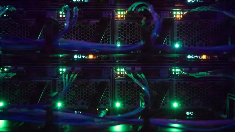 Öko-Bilanz der IT-Systeme des Bundes kaum verbessert LEDs in einem Serverschrank in einem Rechenzentrum: Betreiber von Rechenzentren sind dazu verpflichtet, den Stromverbrauch ab dem 1. Januar 2024 zu 50 Prozent durch Strom aus erneuerbaren Energien zu decken.