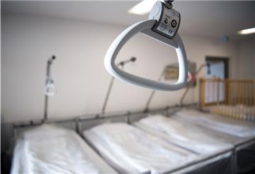 Leere Betten in den Kliniken - wegen der Coronakrise gilt es, planbare Eingriffe zu verschieben. Jetzt appellieren Mediziner, dass aber Patienten mit ernsthaften Beschwerden die Kliniken keinesfalls meiden sollten.
