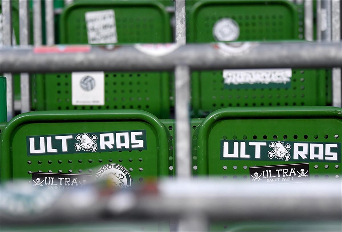 Leere Klappsitze im Stadion - aber auf dem Rasen rollt der Ball wieder.