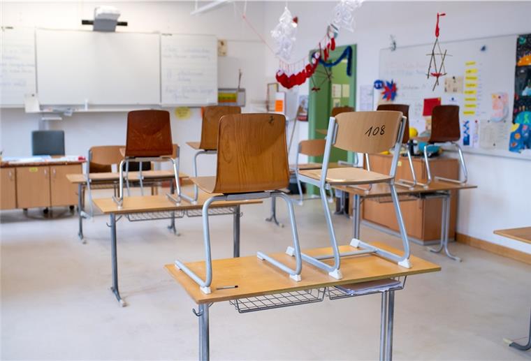 Kanzleramt kritisiert Schulöffnung in Niedersachsen Leere Klassenzimmer gibt es in ganz Deutschland. Nur in Niedersachsen findet ein Teil des Unterrichts weiterhin vor Ort statt.