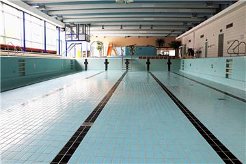 Leergepumpte Becken sind bei der sommerlichen Revision des Aquafit ein normaler Anblick. Die Fotos, die Gutachter Christian Bär von den zahlreichen Schwachstellen, vor allem in den Katakomben des Gebäudes, gezeigt hat, bezeichnet SPD-Sprecher Michael Solty als erschütternd. Deshalb plädieren die Sozialdemokraten – wie der Samtgemeinde-Bürgermeister – für ein neues Hallenbad.