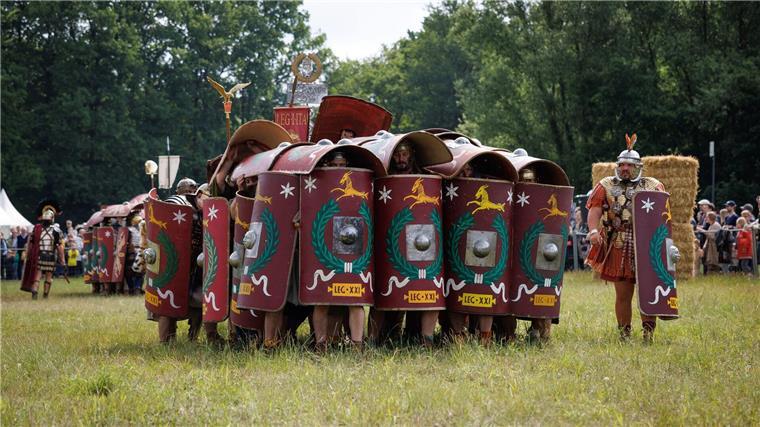 Legionärsdarsteller zeigen bei den Römer- und Germanentagen die „Schildkröte“, eine Gruppen-Gefechtsposition.