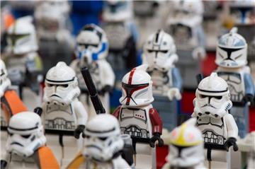 Lego-Artikel aus dem Film "Star Wars" sind ein beliebtes Weihnachtsgeschenk. Foto dpa