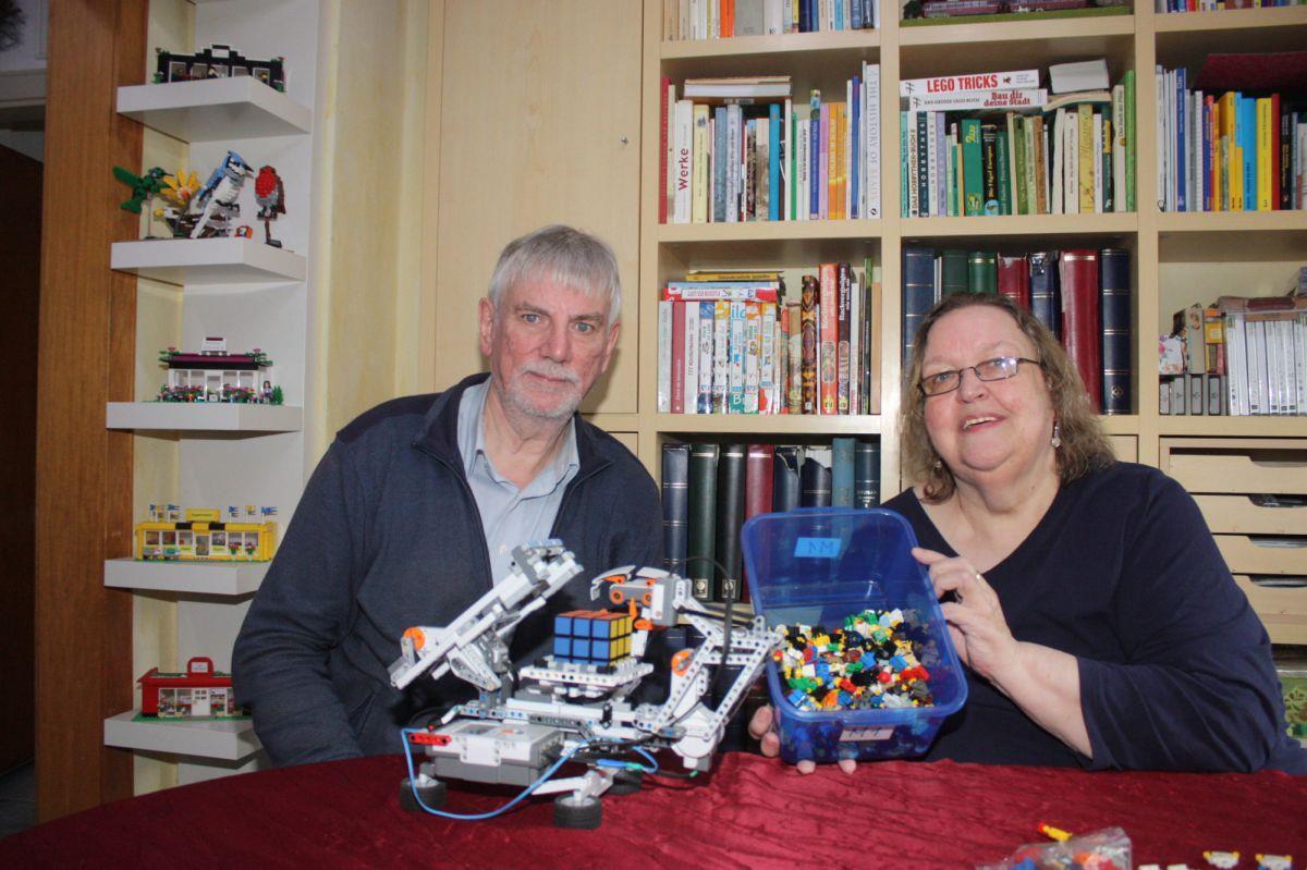 Hagener verkaufen Lego-Häuser in alle Welt Legos und die Vielfalt der Mo¨glichkeiten ganz unterschiedliche Sachen daraus zu bauen fasziniert sein ihrer Jugend das Ehepaar Arno und Meike Do¨scher aus Hagen- Bo¨rsten.