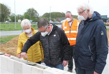 Legten den Grundstein für die neue Hagener Kita am Dachsweg (vorne von links): Ortsvorsteherin Giesela Schwertfeger (CDU), Bürgermeister Andreas Wittenberg (parteilos) und SPD-Fraktionschef Leo Mahler.