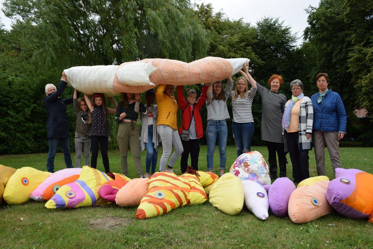 Kurios: Goldfisch-Mob am Deich von Eckwarderhörne Lehrerin Christiane Ahlers (dritte von rechts), präsentiert zusammen mit den Schülern sowie Andrea Turmann (ganz links), Mitglied der Schulleitung, und den Lehererinnen Gisela Baars und Angela Springer (ganz rechts) die ersten (fast) fertigen Exemplare für den Goldfisch-Mob im Juni 2019.
