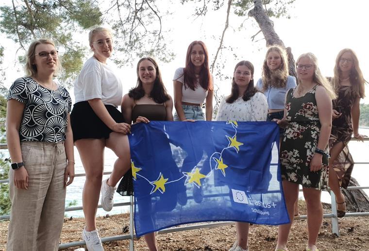 Lehrerin Jennifer Wiedenhöfer (von links), die Teilnehmerinnen Hannah Stöver, Leonie Wieting, Jelke Freese, Sarah Trütgen, Mayra Willma, Emma Bartels und Lehrerin Sabrina Pargmann waren nun im Rahmen des Erasmus+-Programms auf der kroatischen Insel Brac.