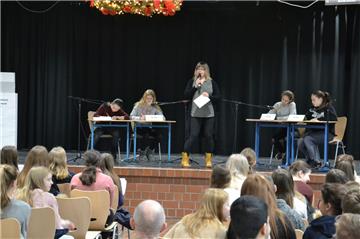 Lehrerin Sabine Bärje moderierte die beiden Durchgänge des Schulentscheids im Wettbewerb „Jugend debattiert“ an und erläuterte dem Schüler- und Lehrerpublikum den Ablauf der Veranstaltung in der Aula des St.-Viti-Gymnasiums. 