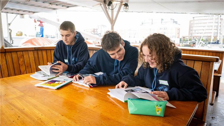 Das segelnde Klassenzimmer - Eine besondere Schule auf See Lehrkräfte übernehmen den Unterricht an Bord.