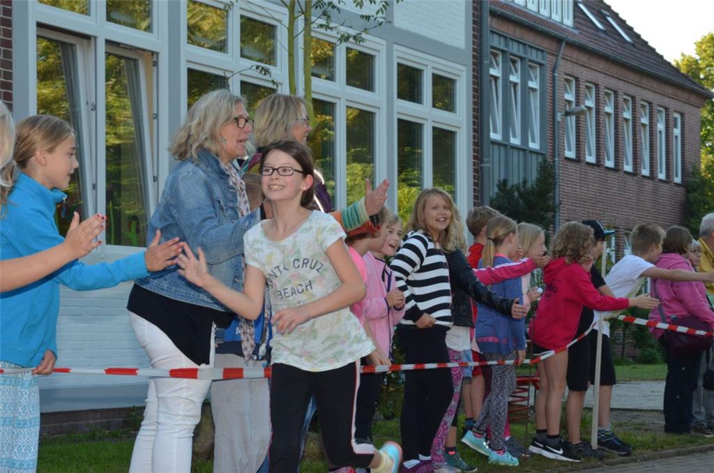Lehrkräfte und Mitschüler feuerten die Läufer an.