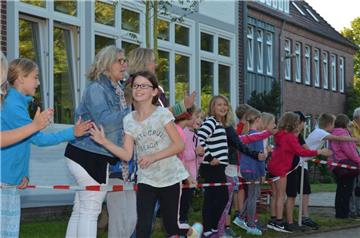 Lehrkräfte und Mitschüler feuerten die Läufer an.