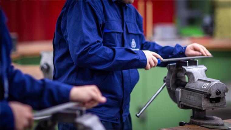 Lehrlinge und Studenten bei Thyssenkrupp Marine Systems (TKMS)arbeiten am Standort in Wismar in der Lehrwerkstatt.