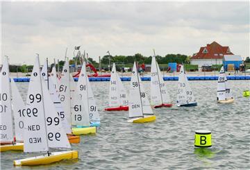 Leicht, schnell, wendig: Die Miniyachten der IOM-Klasse erfreuen sich großer Beliebtheit. Am Wochenende sind sie wieder in der Nordsee-Lagune in Burhave zu sehen.