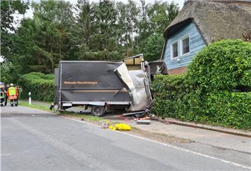 Leicht verletzt wurde der Fahrer dieses Transporters, der in Norderfeld verunglückte. Dabei wurde der Tank des Wagens aufgerissen. 