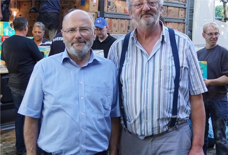 Hilfstransporte nach Rumänien enden „Leider können wir den Raum in der Rosenstraße für die Sammlung und Lagerung der Hilfsgüter nicht mehr nutzen“, erläutert Helmut Bartsch (rechts) vom Selsinger Rumänien-Team die Lage. Das Foto zeigt ihn mit Empfängern der Spenden in Rumäinien im Jahr 2018.