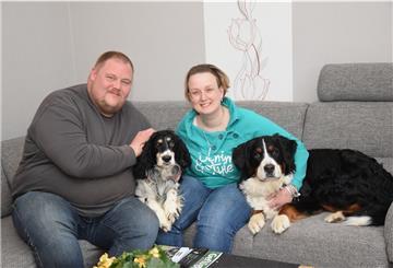 Leif Penner hat sein Liebesglück gefunden: Stephanie Welp aus Leer und ihr Hund Lacky sind mittlerweile bei dem Hobby-Landwirt aus dem Morgenland eingezogen.