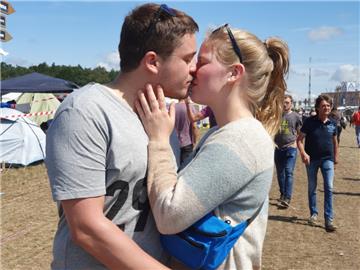 Leif und Laura haben sich vor einem Jahr auf dem Deichbrand-Festival ineinander verliebt. Jetzt sind sie als Paar zurück gekommen.