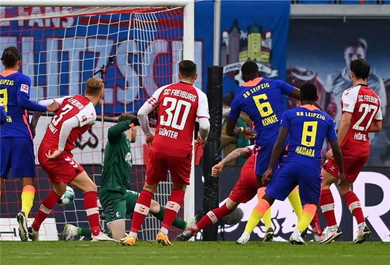 Leipzig geht in Führung: Ibrahima Konaté (3.von rechts) erzielt das 1:0 gegen den SC Freiburg. 