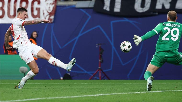 Leipzig verliert in Überzahl gegen Juve - „Sind frustriert“ Leipzigs Benjamin Sesko (l) erzielt gegen Turins Torhüter Michele Di Gregorio das Tor zum 1:0.
