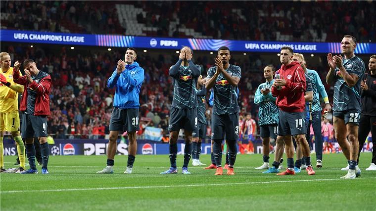 Von „echten Männern“ lernen: Rose setzt auf RB-Lerneffekt Leipzigs Spieler bedanken sich nach der bitteren 1:2-Niederlage in Madrid bei den Fans.