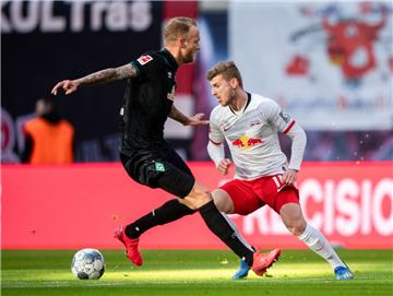 Leipzigs Timo Werner (rechts) lässt Kevin Vogt von Werder Bremen in Leere laufen.