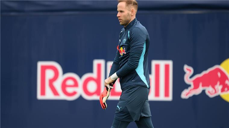 Leipzigs Torhüter Péter Gulácsi im Training auf dem Platz. Er kann in Glasgow spielen.