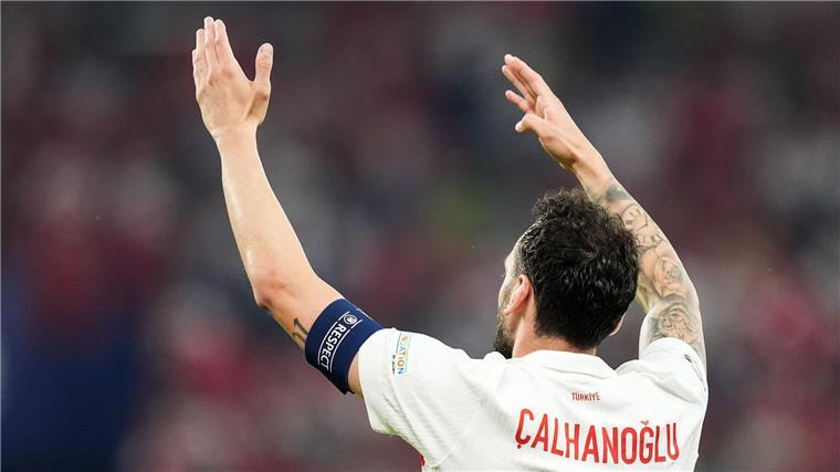 Leistungsträger Hakan Calhanoglu wird im Achtelfinale zur zugucken dürfen.