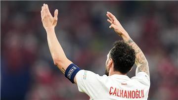 Leistungsträger Hakan Calhanoglu wird im Achtelfinale zur zugucken dürfen.