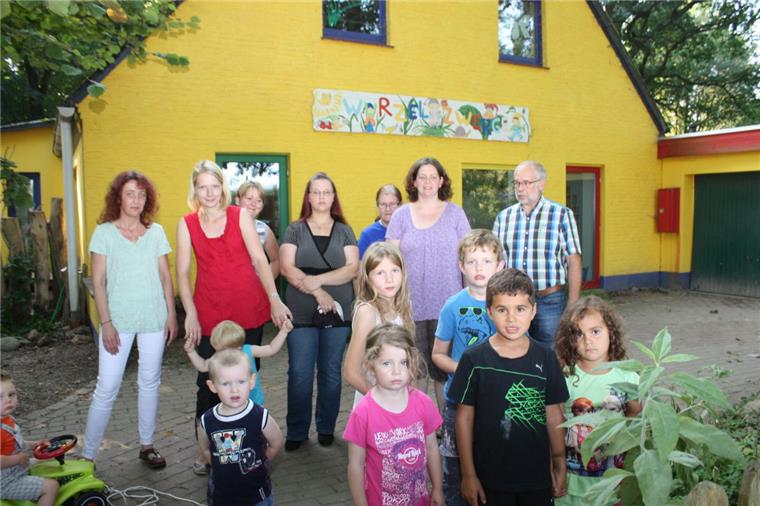 Kita Wurzelzwerge steht vor dem Aus: Eltern planen Demonstration Leiterin Britta Thiermann (links) hat das Aus für die Kita angekündigt. Eltern und Kinder wollen ihr helfen und die Einrichtung retten.